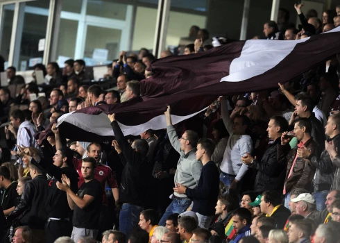 Latvijas futbola fani spēlē pret Armēniju gatavojas protestam pret izlases sniegumu