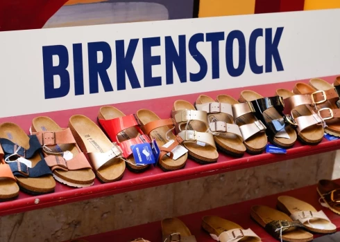 Ņujorkas biržā sāk tirgot "Birkenstock" akcijas; šīs sandales vēl populārākas padarīja filma "Bārbija"