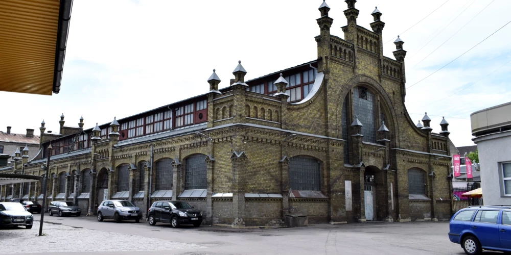 Pirms 121 gada pabeidza celt varenos Matīsa tirgus paviljonus, kuros pašlaik vairs nenotiek rosīga tirdzniecība.
