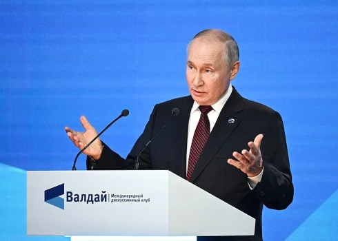 Aiz propagandas priekškara: Putina draudi un meli Valdajā