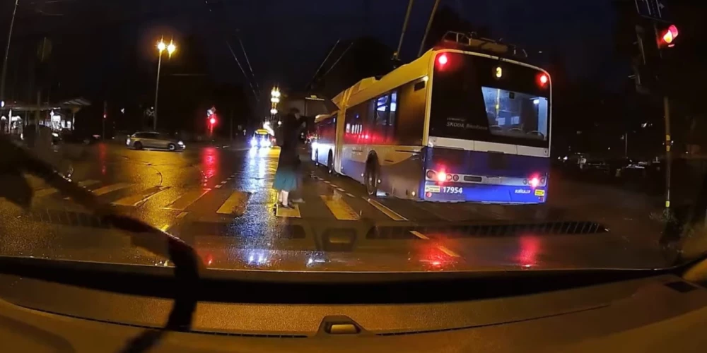 Действия водителя троллейбуса в самом центре Риги возмутили свидетелей - могли пострадать люди