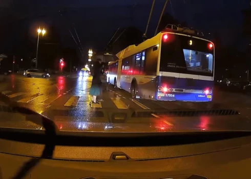 Действия водителя троллейбуса в самом центре Риги возмутили свидетелей - могли пострадать люди