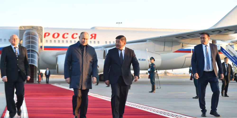 Putins dodas pirmajā ārvalstu vizītē, kopš izdots viņa aizturēšanas orderis