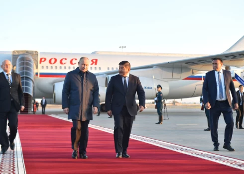 Putins dodas pirmajā ārvalstu vizītē, kopš izdots viņa aizturēšanas orderis