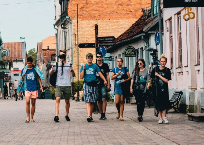 Jauniešus, kuri nākotni saista ar žurnālistiku vai kino, aicina pieteikties nometnei “Young Media Sharks”