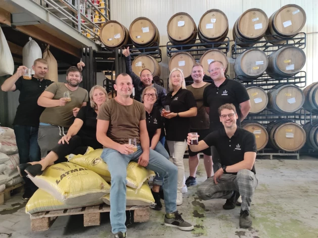 LATMALT komanda ciemojas Labieša alus brūvētavā. Ilona – trešā no kreisās.