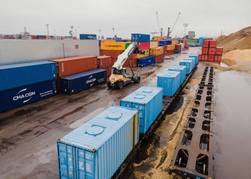 Rīgas ostā pienāk pirmais graudu konteinervilciens no Ukrainas