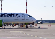 "airBaltic" lidmašīna Starpautiskās lidostas "Rīga" lidlaukā.