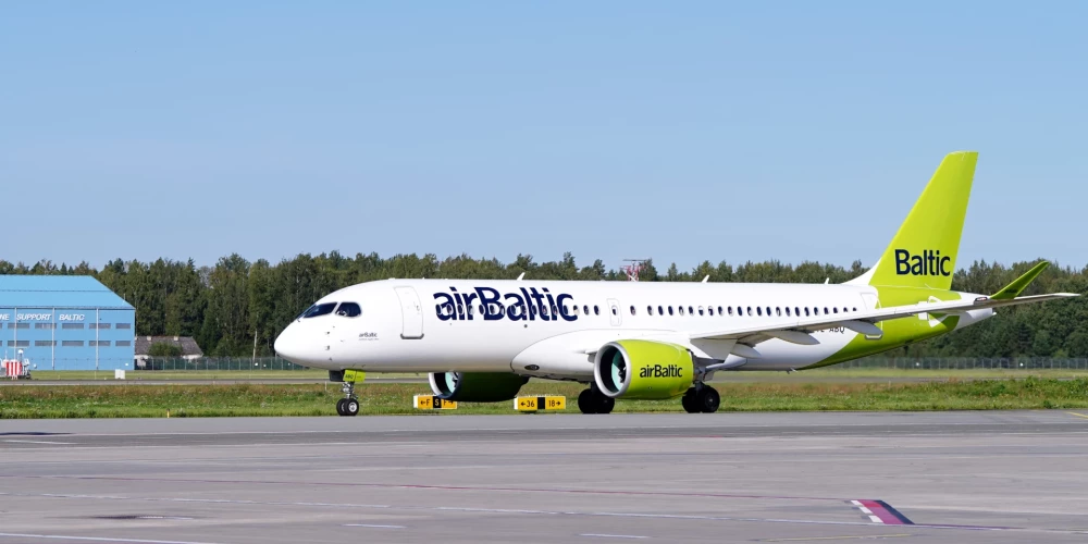 Самолет компании airBaltic.