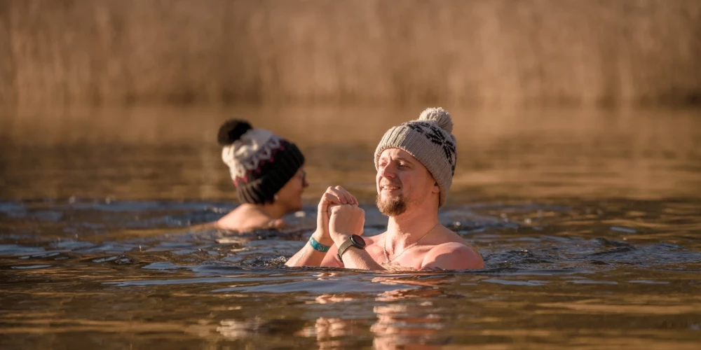 FOTO: Liepājā "roņi" atklāj sezonu, ienirstot dzestrajos ūdeņos