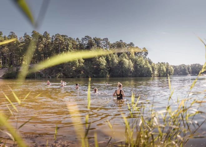 Liepājā "roņi" atklāj sezonu, ienirstot dzestrajos ūdeņos.