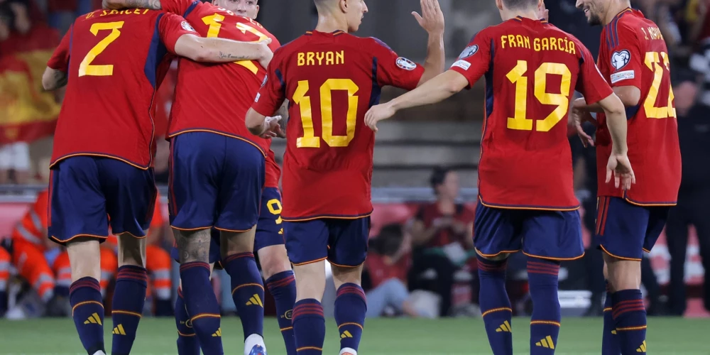 Spānijas futbolistiem svarīga uzvara pret grupas līderi Skotiju; norvēģi grauj Kiprā