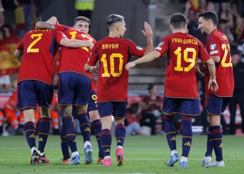 Spānijas futbolistiem svarīga uzvara pret grupas līderi Skotiju; norvēģi grauj Kiprā