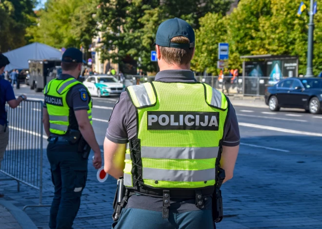 Simtiem skolu un bērnudārzu Lietuvā saņēmuši draudus par sprāgstvielām. Notiek evakuācija