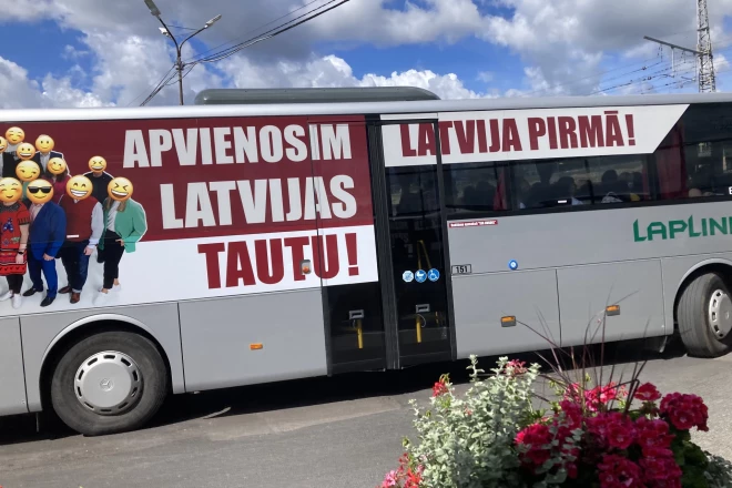 Liepājas autobusu parka autobusi savulaik aicināja apvienot tautu. Tomēr izrādījās, ka vēlāk šo autobusu vainas dēļ daudzi jo daudzi tautieši palika ceļmalā ar veltām cerībām nokļūt galamērķī.