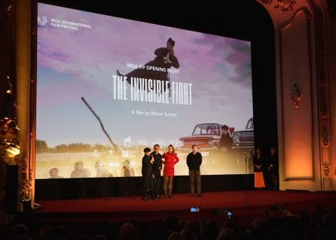 FOTO: ar filmu “Neredzamā cīņa” atklāts Rīgas Starptautiskais kino festivāls