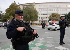 Slepkavība notikusi Arasā, Francijas ziemeļos, ziņo BBC. Saskaņā ar pieejamo informāciju, uzbrucējs - vecumā ap 20 gadiem - kliedzis "Dievs ir varens!" un uzbrucis skolotājam.