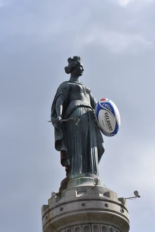 Lilles simbola – Dievietes statujas – rokās ielikta milzu regbija bumba.