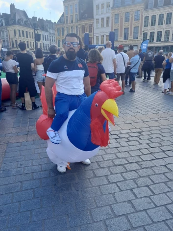 Ak, tie dažādie Francijas izlases fani! Te viens ielīdis pat piepūšamā gailī – Francijas simbolā.