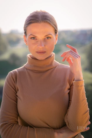 Violetai vairs nepatīk skandāli, skaļa attiecību un problēmu skaidrošana, bet gan mierīga un harmoniska dzīve.