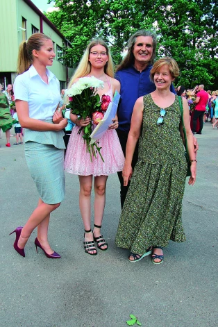 Valters Korālis un viņa oficiālā sieva Guna Korāle ar abu atvasēm jaunākās meitas 9. klases izlaidumā pirms četriem gadiem.