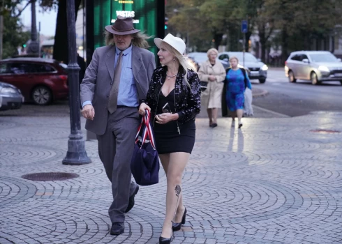 Izteiksmīgi saposies, pāris 3. oktobra vakarā gāja skatīt aktiera Ulda Dumpja 80. jubilejas sarīkojumu Nacionālajā teātrī.