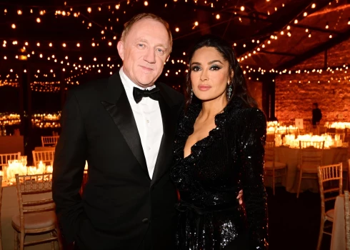 Aktrise Selma Haijeka ar vīru miljardieri Fransuā-Anrī Pino.