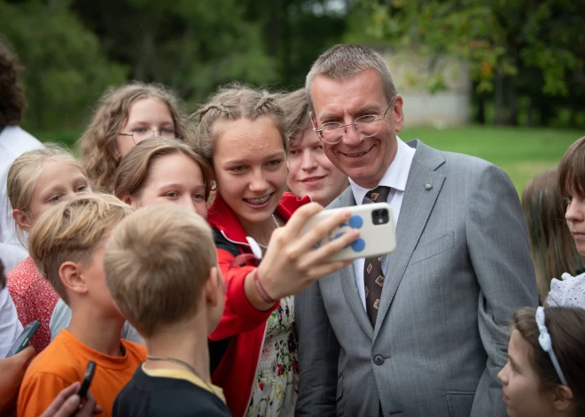 20230805 Mazirbe. Latvija. Valsts prezidents Edgars Rinkēvičs tiekas ar lībiešu bērnu nometnes dalībniekiem un uzrunā Lībiešu svētku koncerta dalībniekus. Foto Ilmārs Znotiņš