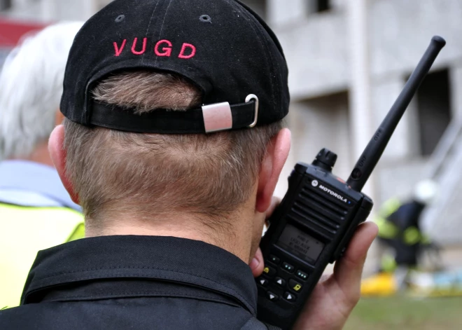 Спасатели в Риге помогли человеку выбраться из 2-метрового колодца