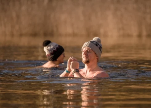 ФОТО: в Лиепае "моржи" в плавках и шапках открыли сезон нырянием в прохладную воду