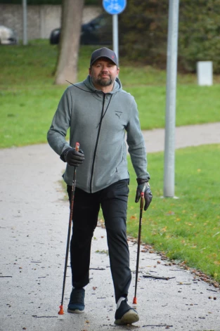 Kārlis Auzāns pats arī devās distancē, viņš ir kaislīgs nūjotājs.