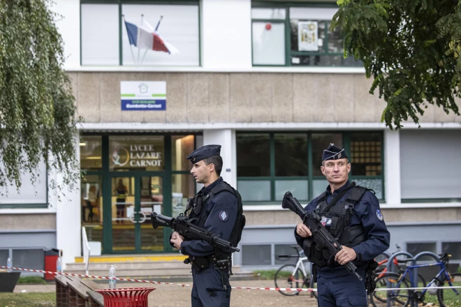 Policijas apsardze pie skolas Arasā. 2023. gada 13. oktobris.