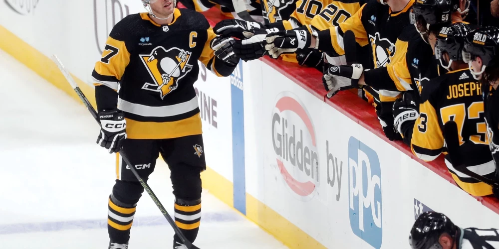 Sidnijs Krosbijs gūst divus vārtus "Penguins" uzvarā NHL spēlē