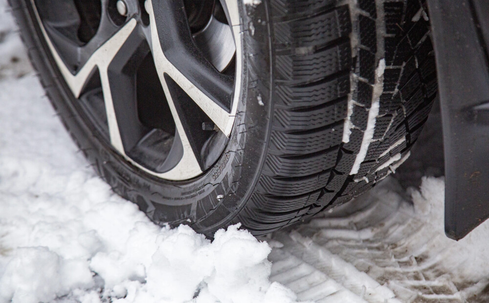 Ceļu uzturētāji mudina automašīnām savlaicīgi uzlikt ziemas riepas
