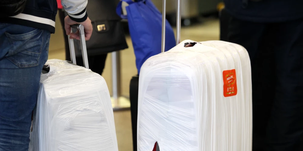 Pasažieri lidostā.