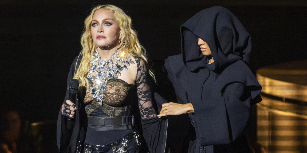 FOTO. Madonna žilbina uz skatuves Londonā pēc slimības, kas gandrīz prasīja viņas dzīvību
