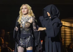 FOTO. Madonna žilbina uz skatuves Londonā pēc slimības, kas gandrīz prasīja viņas dzīvību
