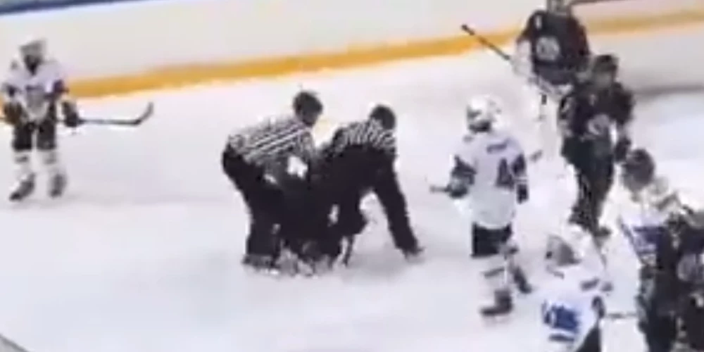VIDEO: 13 gadus vecs igauņu hokeja milzis noslāna ne tikai savus pretiniekus, bet arī Latvijas tiesnešus