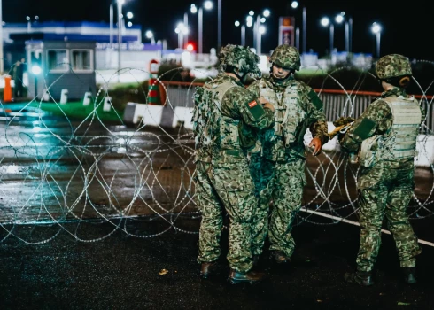 FOTO: kā tika slēgts "Vientuļu" robežpunkts, un kā krievu robežsargi saldē cilvēkus uz tilta