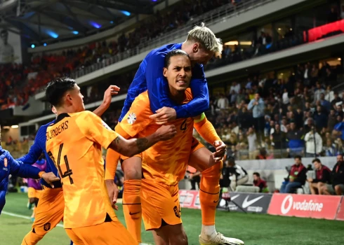 Nīderlandes futbolisti Atēnās gūst ļoti svarīgu uzvaru pār galveno konkurenti Grieķiju EČ kvalifikācijas turnīrā