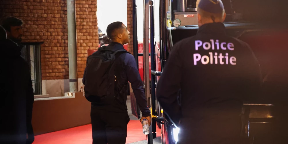 Beļģijas policija eskortē futbolistus no stadiona