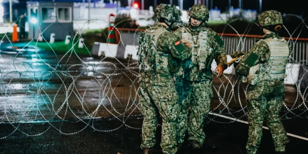 ФОТО: как Латвия закрывала погранпереход Виентули, а российские пограничники держали людей на мосту