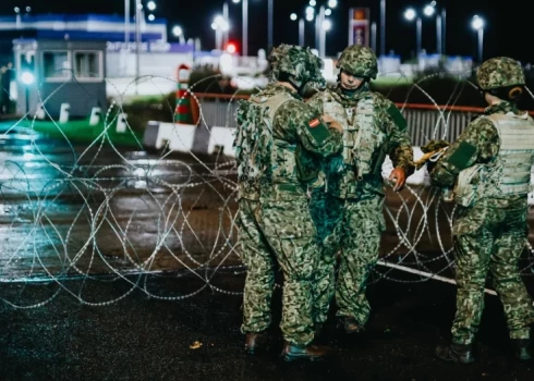 ФОТО: как Латвия закрывала погранпереход Виентули, а российские пограничники держали людей на мосту
