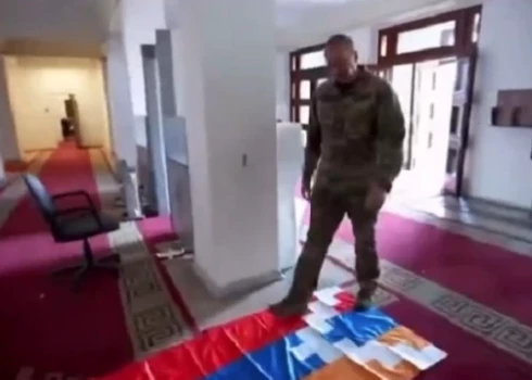 VIDEO: Azerbaidžānas prezidents ierodas armēņu pamestajā Kalnu Karabahā un demonstratīvi mīda tās karogu