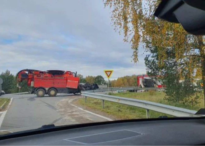 Divu kravas auto sadursme Jelgavas novadā.