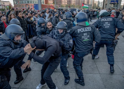 Berlīne, Vācija: Policija mēģina izklīdināt pūli, aicinot dalībniekus pamest Potsdamas laukumu.