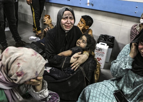 "Viņi domāja, ka ir drošībā": strauji pieaug bojāgājušo skaits pēc sprādziena Gazas slimnīcā