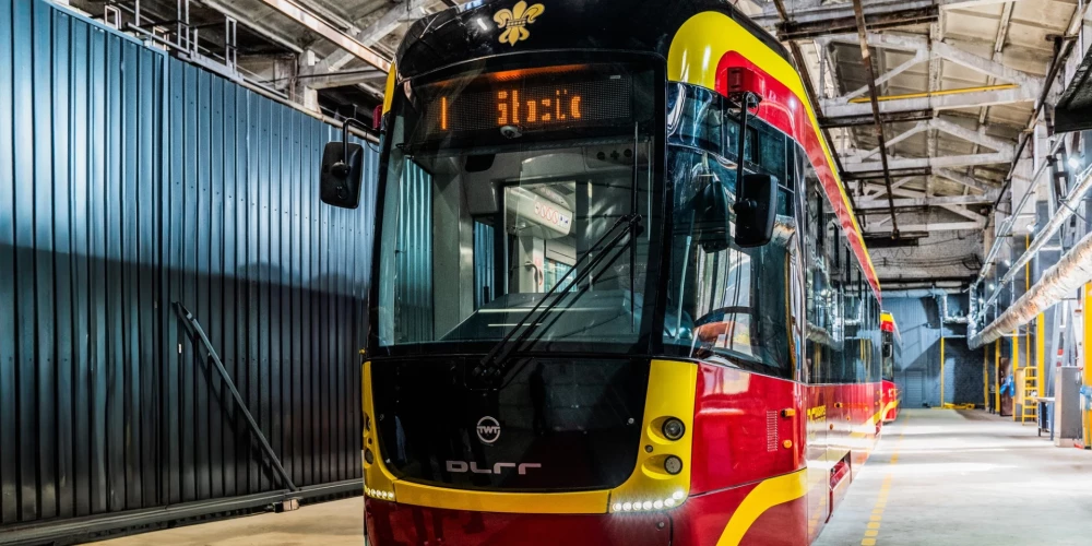 FOTO: Daugavpilī sāk ražot tramvajus