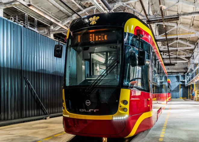 FOTO: Daugavpilī sāk ražot tramvajus