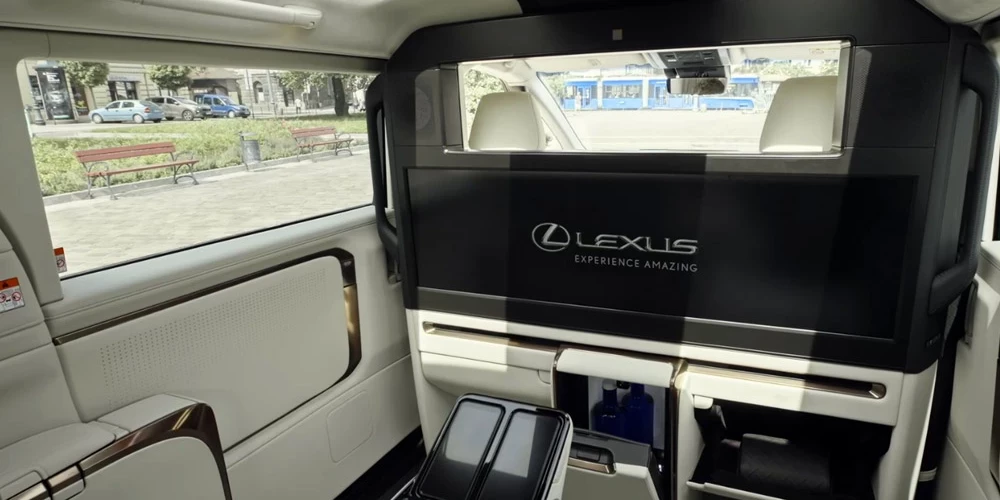 "Lexus" LM aprīkots ar visa veida viedierīču savienojumiem un milzīgu platekrāna televizoru.
